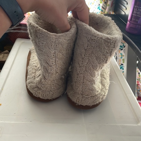 Medium 7-8 dluxe dearfoam knit cream brown slipper boot - Picture 5 of 5